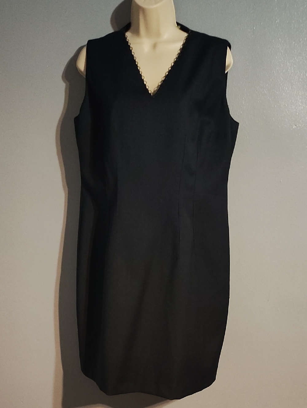 Elie Tahari Women's Classic Navy Blue Sleeveless V-Neck Shift Dress